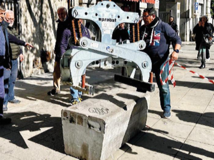 Piazza Giulio Cesare, panchine e fioriere al posto delle baracche: via alla rigenerazione, ma &egrave; polemica sui murale
