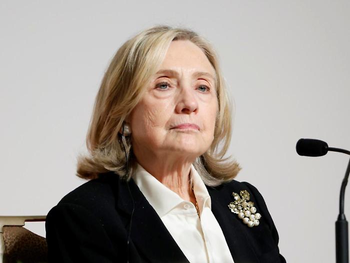 Hillary dalla difesa all&rsquo;attacco: &laquo;Chiedete a Trump i file nascosti&raquo;. Mancano 50 pagine con accuse al presidente