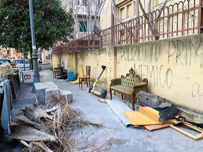 Palermo, il campetto abbandonato e le &laquo;istituzioni assenti&raquo; i colori del Borgo Vecchio, quartiere a due passi ma lontano dal centro