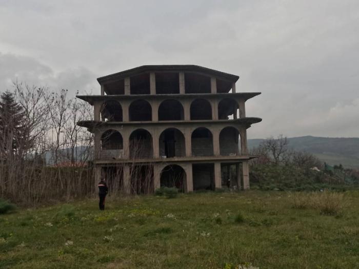 Si abbatte l'ecomostro dei Sangani