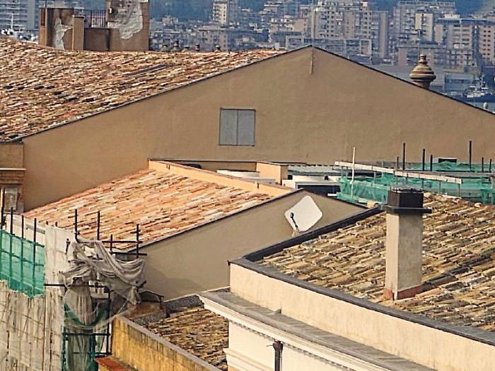 Abusi a Palazzo Piraino a Palermo, il Comune frena