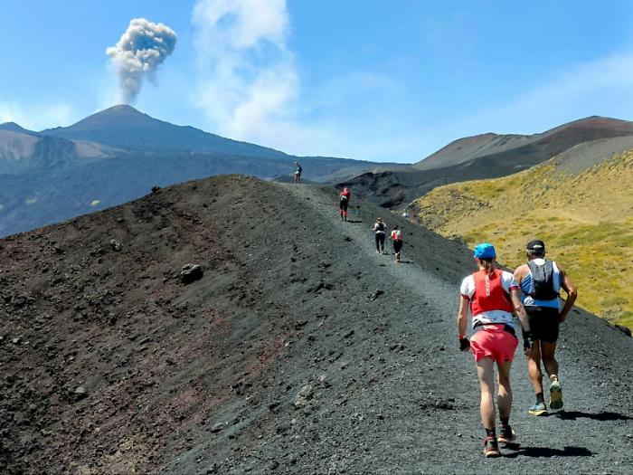 La Supermaratona che porta gli atleti a misurarsi con l&rsquo;Etna, gi&agrave; 500 iscritti da tutto il mondo