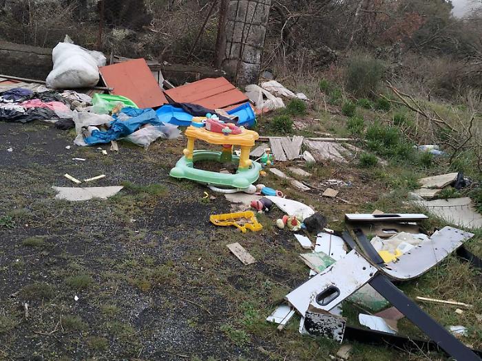 Un km di rifiuti nel cuore del Parco dell&rsquo;Etna