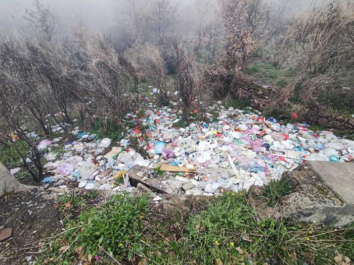 Vino doc e rifiuti &ldquo;vergognosi&rdquo;: lo scempio di contrada Vigne