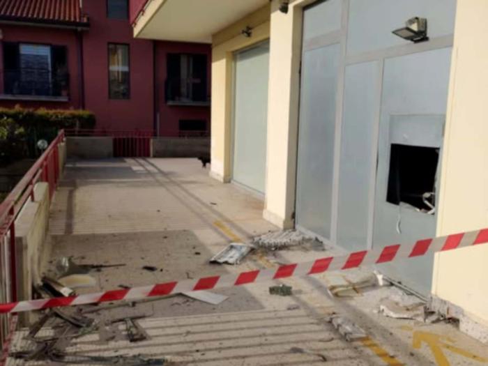Fallito assalto notturno al postamat: danni ingenti, ladri a mani vuote