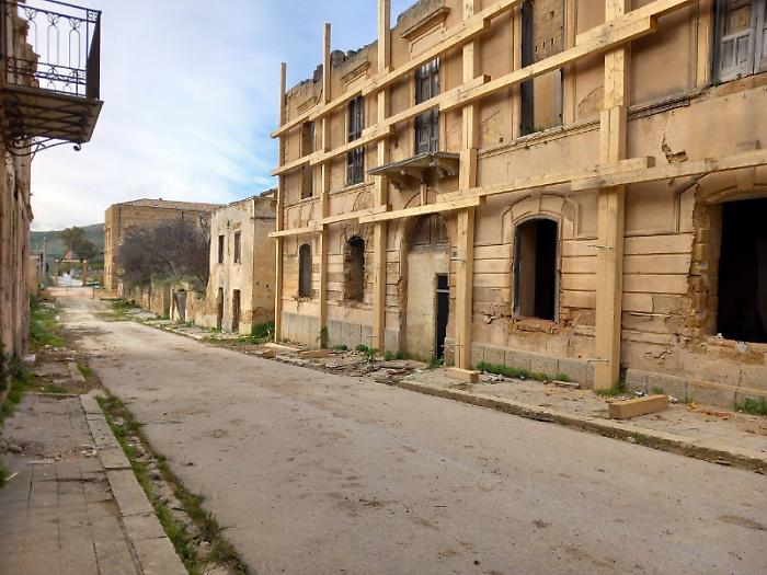 Poggioreale Antica: lavori Pnrr fermi, travi che sembrano maquillage e polemiche sulla sicurezza