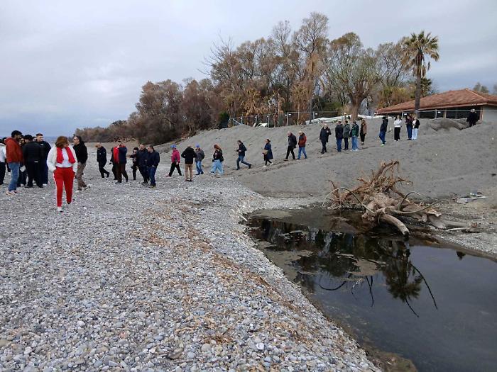 Un flash mob silenzioso per far ripartire il litorale