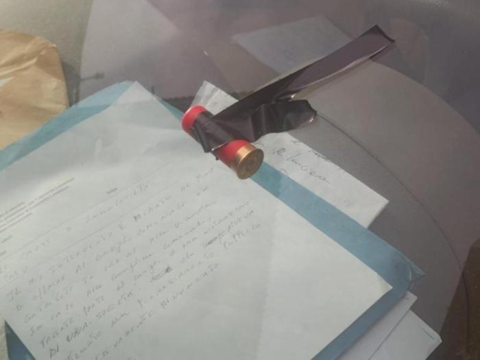 Lentini, proiettile sull'auto del consigliere Vasta: il messaggio mafioso scuote il Consiglio