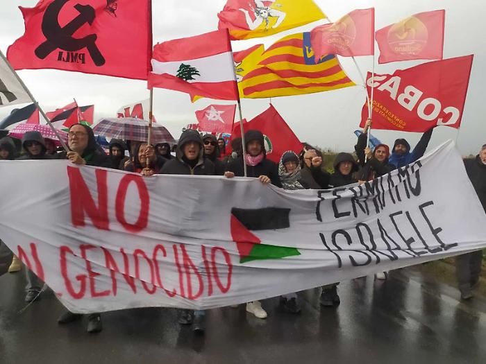 Davanti alla base di Sigonella per gridare: &laquo;Fermiamo la guerra&raquo;. Mobilitazione di attivisti e cittadini