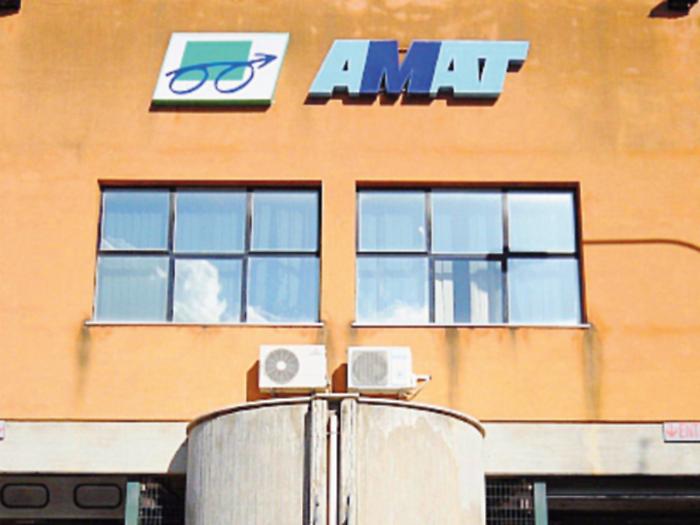 Amat, la relazione che non c&rsquo;&egrave; e i soldi ai dirigenti a tempo: (ri)scoppia il caso in consiglio