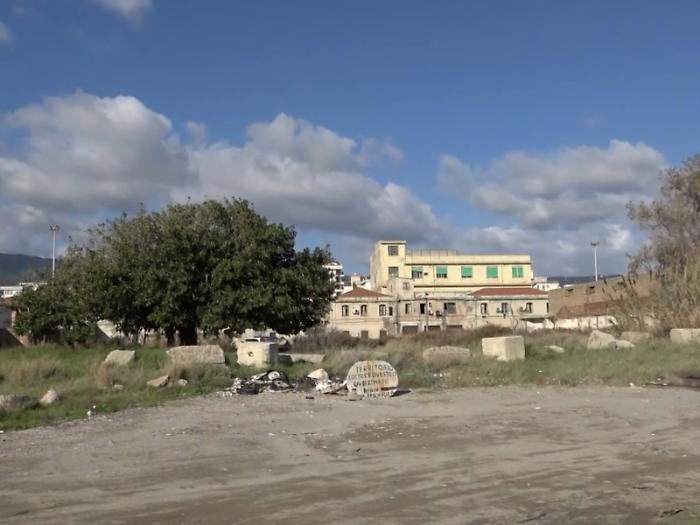 Dal litorale negato a una spiaggia da Bandiera Blu 