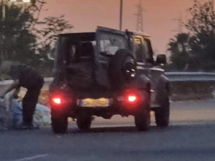 Beccato mentre abbandona rifiuti per strada