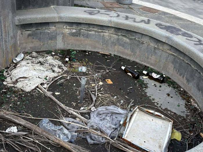 Piazza Giovanni XXIII emblema dell'abbandono