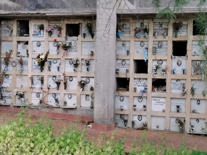 Cimitero monumentale nel degrado: calcinacci sulle tombe, rifiuti tra i viali