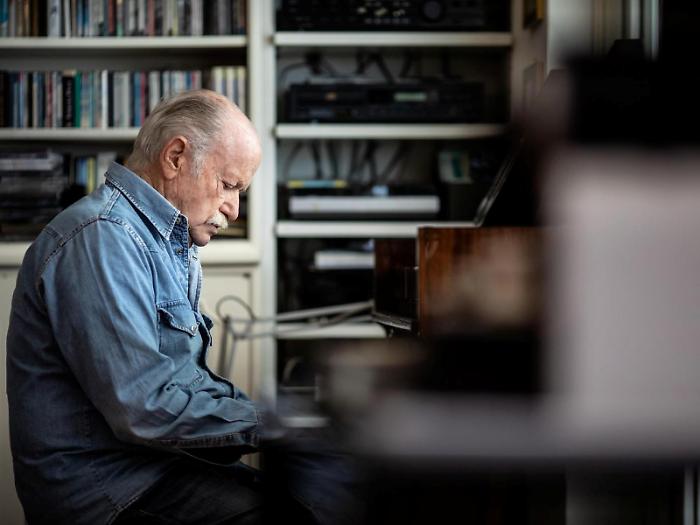 La parentesi da deputato del Pci di Gino Paoli: l&rsquo;onorevole che pensava alla musica e ai giovani