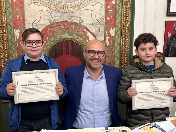 Le lezione di onest&agrave; di Gioele e Nicol&ograve;: trovano portafoglio e lo riconsegnano