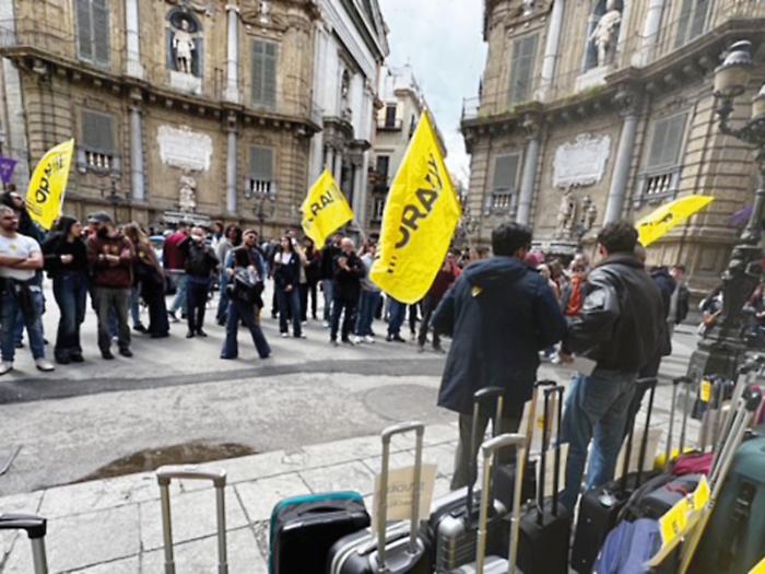 Palermo, cento trolley al Massimo contro l'esodo dei giovani: &laquo;Basta cervelli in fuga, l'Universit&agrave; deve essere gratuita&raquo;