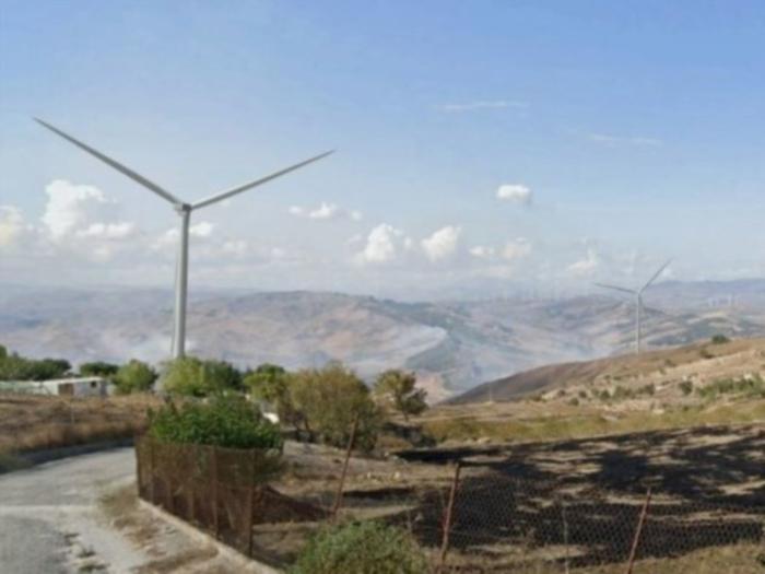 Sulle cinque pale eoliche da installare a Mussomeli gi&agrave; soffia il vento delle polemiche: &laquo;Troppo vicine al Castello&raquo;