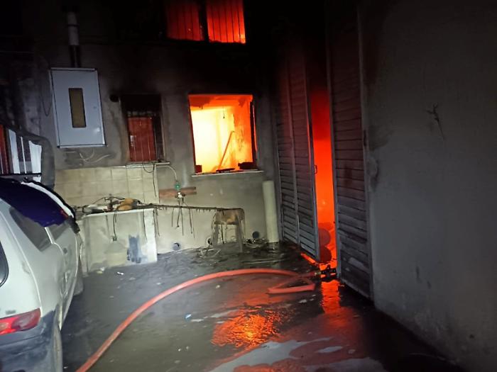Notte di terrore: officina in fiamme, evacuati due anziani e un disabile