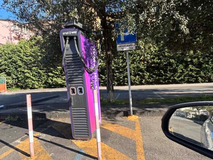 Tagliati i cavi di ricarica delle colonnine elettriche