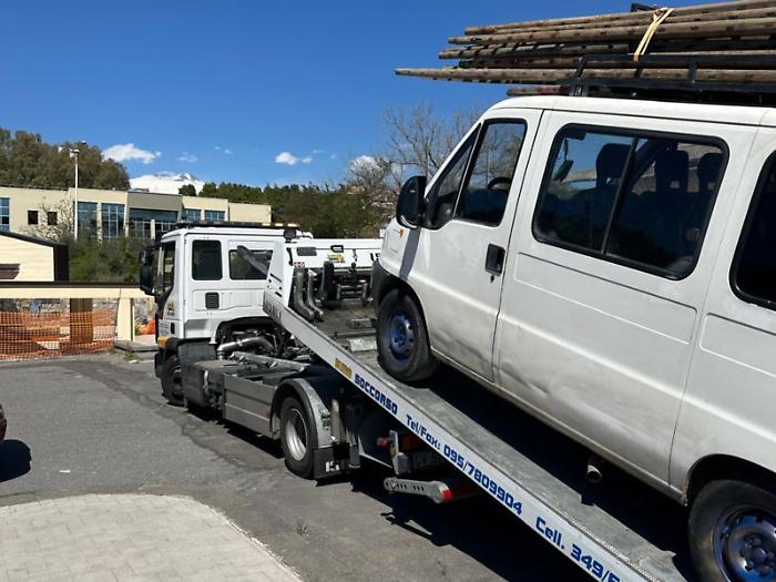 L&rsquo;abbandono di rifiuti incastra una famiglia: scattano le denunce