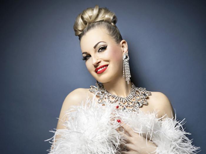 Lady Roberta Kent: tra ironia e senso del Burlesque