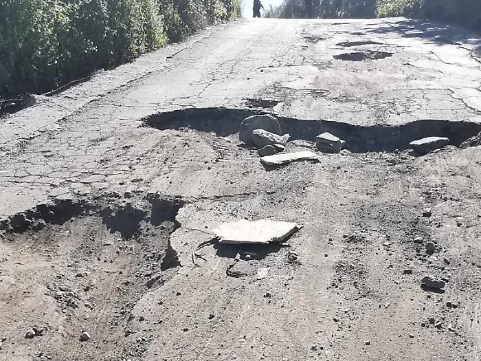 Via Leoncavallo, strada costellata da voragini. I residenti sono esasperati