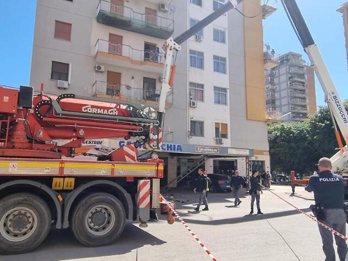 La gru che si spezza, il volo di 30 metri e la morte di due operai che lavoravano in nero: cosa sappiamo della tragedia di Palermo 