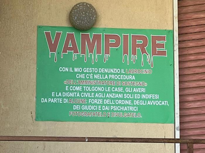 L'ultimo cartello affisso da Vittorio Tasca prima di morire. &laquo;La mia protesta &egrave; contro questo sistema&raquo;