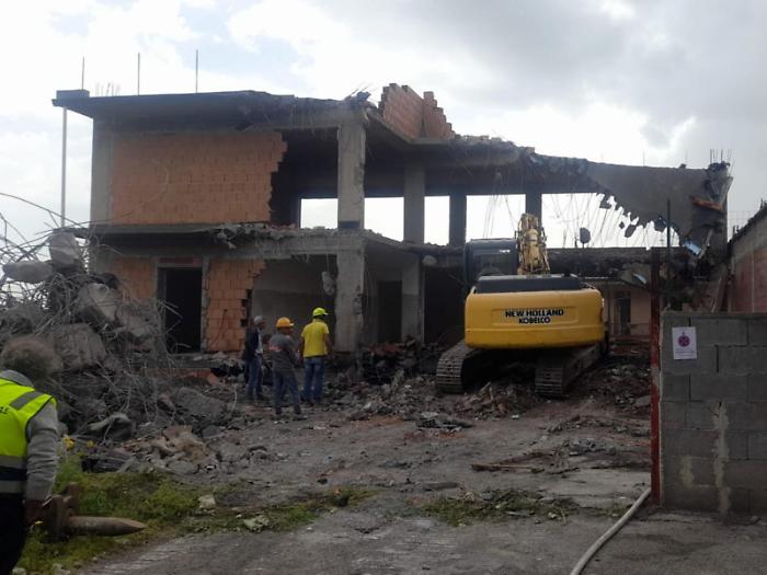 Abbattuto immobile abusivo tra via Canada e via Brasile