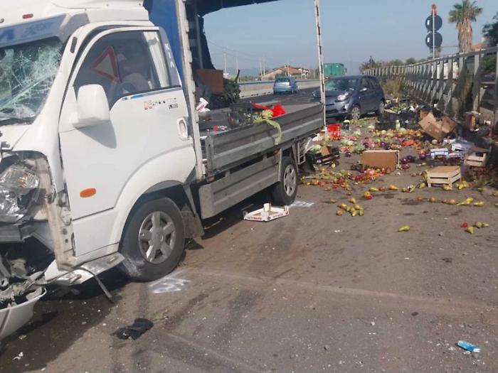 Scontro sulla Statale 121: strada &ldquo;invasa&rdquo; da... frutta