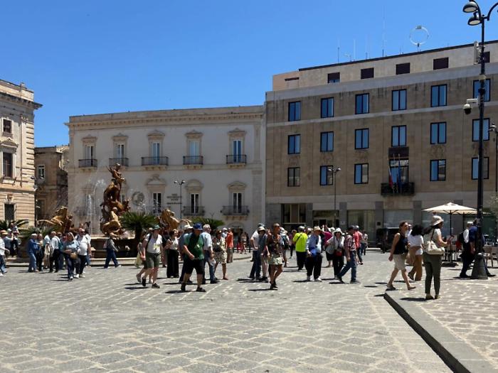 Guide turistiche abusive, a Siracusa scattano i controlli con QR code: 13 sanzioni