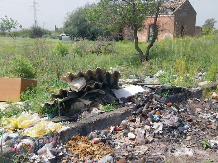 Rifiuti e lastre di eternit lungo la Provinciale 15