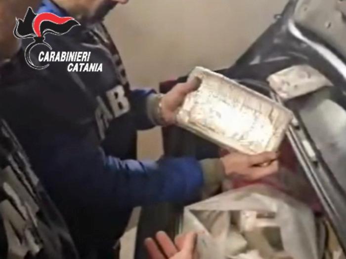 Teneva in auto, in moto e in garage 29 kg di droga: ecco chi &egrave; il grossista arrestato