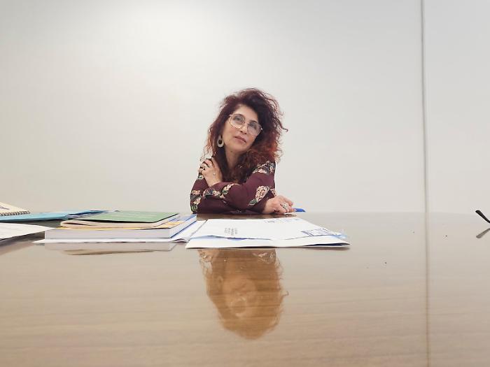 Vandali a scuola nel quartiere a rischio, dopo l'ennesimo blitz la preside veglia tra i banchi: &laquo;Li aspetto qui&raquo;