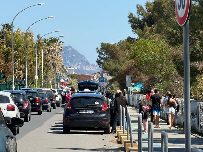 Sole e boom di turisti a Fondachello e Torre Archirafi ma restano le &ldquo;ferite&rdquo;