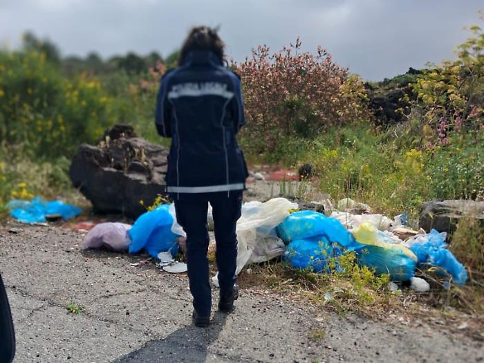 Guerra ai &ldquo;furbetti&rdquo; dei rifiuti: multe e ispezioni nei sacchetti