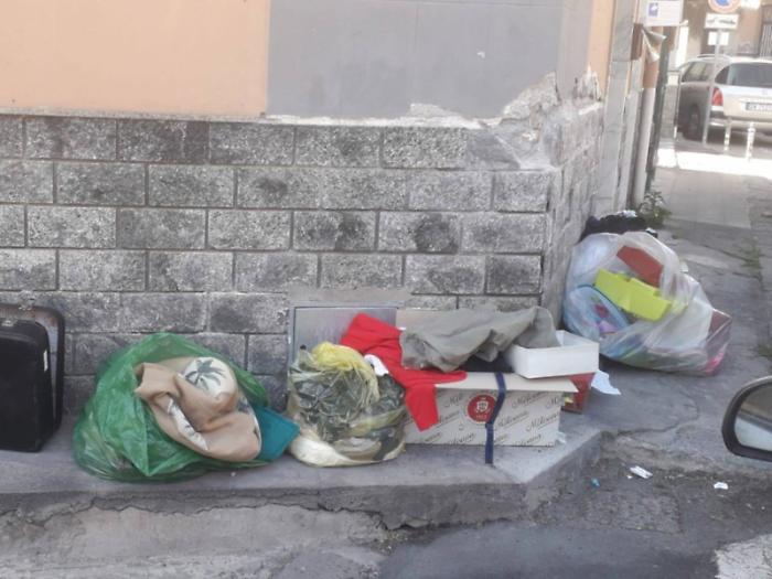 &laquo;Gli indumenti gettati per strada non sono buoni per le donazioni&raquo;