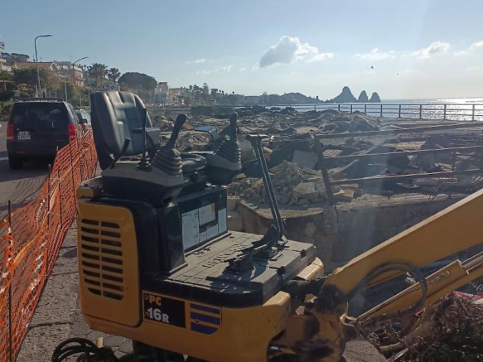 Al lavoro per il ripristino di muretti e marciapiedi