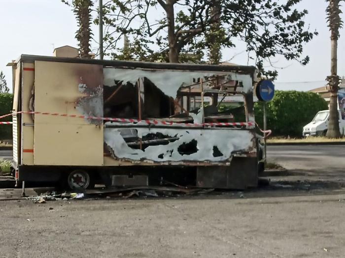 Nuovo rogo, distrutto camioncino &ldquo;street food&rdquo;