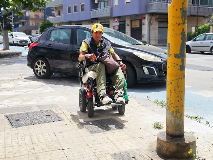L&rsquo;appello di Rosario: &laquo;Provate la mia sedia a rotelle per capire le barriere della citt&agrave;&raquo;