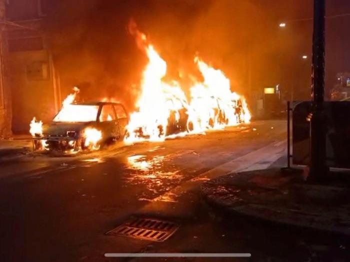 Altre sei auto date alle fiamme nella notte in via Vittorio Emanuele