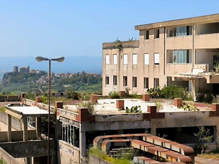 Il presidio sanitario divenuto meta dei raid notturni dei vandali