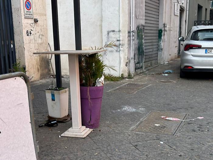 La rissa e gli spari: il panico fuori dal locale e il proiettile colpisce alla gamba 27enne