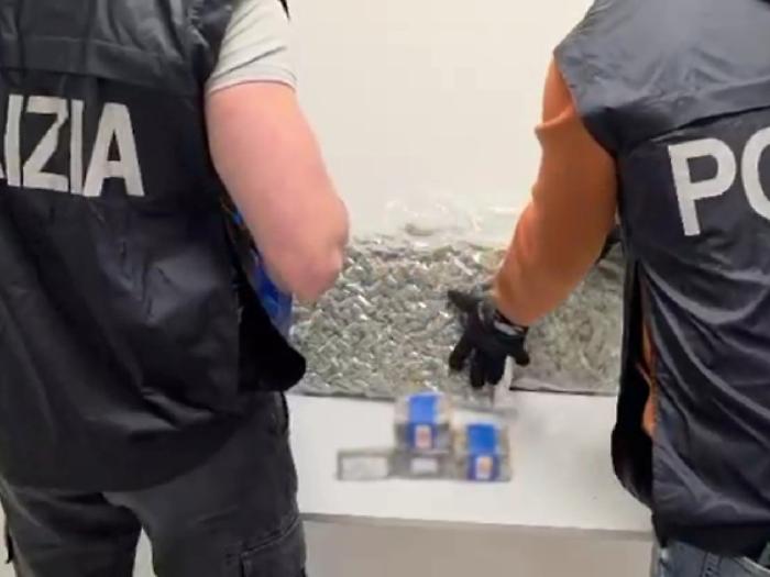 Il nervosismo al volante tradisce corriere della droga: un arresto
