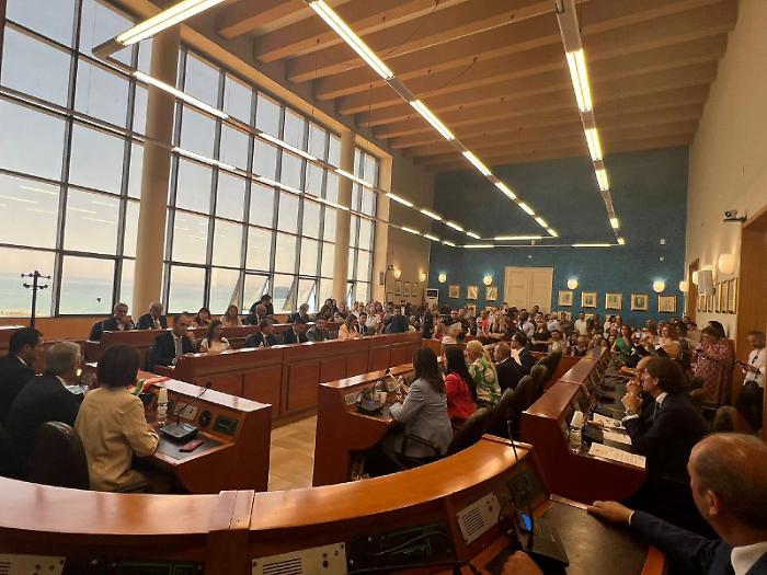 Gela, parte "duello musicale" in consiglio: chi controller&agrave; le compensazioni Eni?