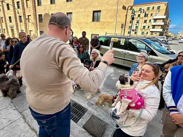 Il parroco che benedice i cani: &laquo;Gli animali sono un dono di Dio&raquo;
