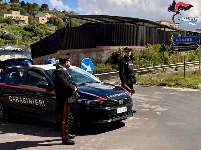 Falso carabiniere tenta di farsi consegnare gioielli: truffa sventata a Valguarnera, denunciato un 39enne di Troina