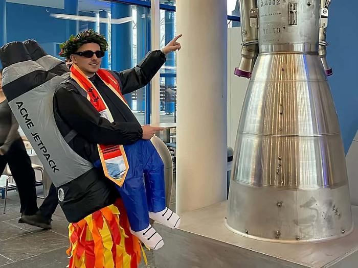 Ha 25 anni e spiega su Instagram come lanciare in orbita i razzi. &laquo;Io li costruisco davvero, mbare&raquo;