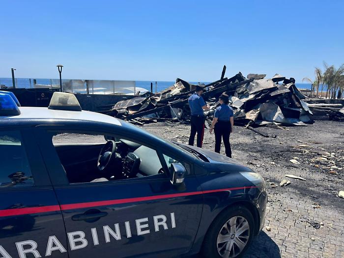 Fiamme al lido Esagono &egrave; caccia all&rsquo;incendiario
